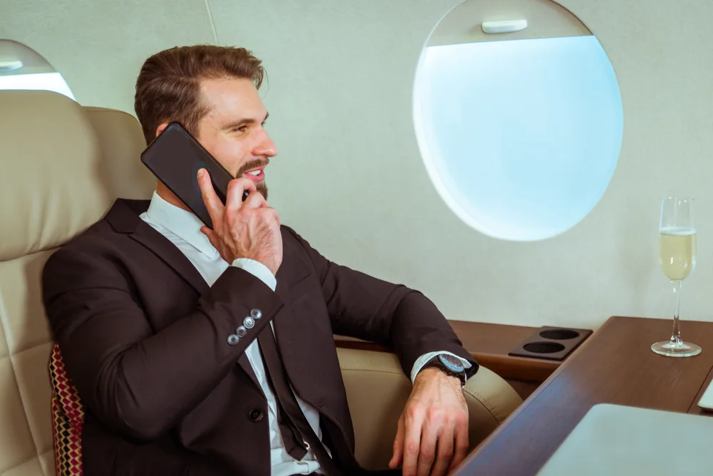 É seguro viajar de jatinho? Quanto custa uma viagem? 4 voando jatinho