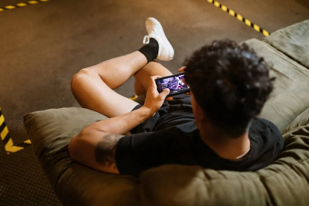 Como jogar video game na viagem? 4 jogando game celular