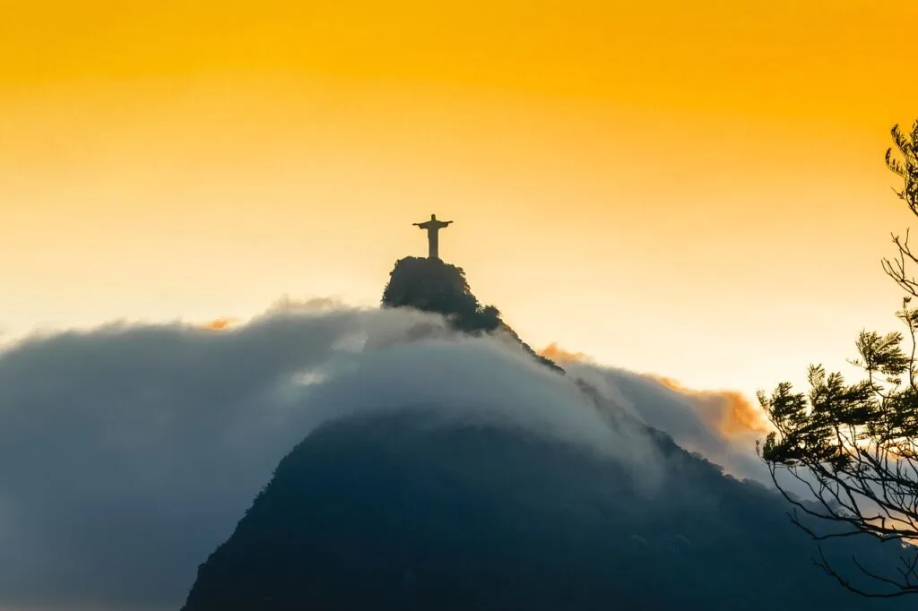 Quais são as cidades com praia no Rio de Janeiro? 2 rio de janeiro cristo